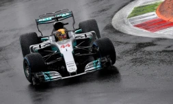 Le Britannique Lewis Hamilton au volant de sa Mercedes lors des qualif. pour le GP  d'Italie sur le circuit de Monza, le 2 septembre 2017