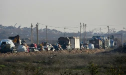 Des déplacés palestiniens attendent de franchir un poste de contrôle tenu par les forces de sécurité américaines et égyptiennes dans le corridor de Netzarim, dans le centre de la bande de Gaza, le 29 janvier 2025