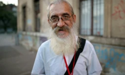 Mile Mrvalj, ancien galeriste d'art devenu sans domicile fixe, photographié prÚs de la gare de Zagreb le 24 octobre 2018