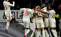 La joie des Lyonnais après l'ouverture du score par leur attaquant Moussa Dembélé face à Porto, lors du 8e de finale retour de la Ligue Europa, le 17 mars 2022 au Groupama Stadium à Décines-Charpieu