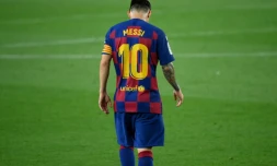 L'attaquant argentin de Barcelone, Lionel Messi, dépité après la défaite de son équipe lors du match de Liga à domicile face à Osasuna, le 16 juillet 2020