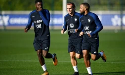 Le défenseur Samuel Umtiti et les attaquants Antoine Griezmann et Alexandre Lacazette, lors d'un entraînement des Bleus  à Clairefontaine, 3 octobre 2017 