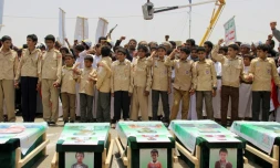 Des enfants yéménites assistent dans la ville septentrionale de Saada, fief des rebelles Houthis, aux funérailles le 13 août 2018 des jeunes victimes d'un raid aérien, attribué à la coalition menée par l'Arabie saoudite et qui a fait le 9 août 51 morts dont 40 enfants selon le CICR