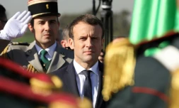 Le président français Emmanuel Macron à l'aéroport d'Alger le 6 décembre 2017