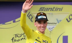Romain Bardet salue l'assistance après avoir reçu le maillot jaune à l'issue de la première étape du Tour de France entre Florence et Rimini, en Italie, le 29 juin 2024