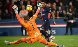 Le défenseur brésilien du PSG Dani Alves (d) face au gardien strasbourgeois Matz Sels, le 7 avril 2019 au Parc des Princes  