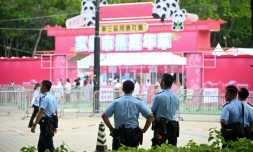 Des policiers chinois patrouillent dans le parc Victoria, où se sont tenues pendant des années des commémorations de la répression de Tiananmen, à Hong Kong, le 3 juin 2025
