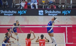 La capitaine des Bleues Héléna Cazaute au smash lors du 8e de finale du Mondial de volley contre la Chine, le 31 août 2025 à Bangkok