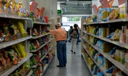 Des personnes font des courses dans un supermarché de Caracas, le 23 août 2018