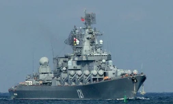 photo d'archive datant du 29 août 2013 du croiseur russe Moskva, entrant dans la baie de Sébastopol. Il a coulé en mer Noire, le 14 avril 2022, selon le ministÚre russe de la Défense