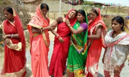 Des proches en deuil après le viol et le meurtre d'une jeune fille de 16 ans à Chatra, dans l'est de l'Inde, le 5 mai 2018