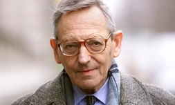 Le biologiste français François Gros, à Paris, le 18 février 1999