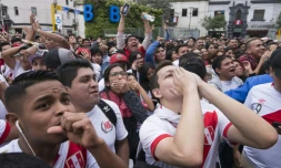 Les supporters péruviens regardent le match contre la France sur un écran géant, le 21 juin 2018 à Lima