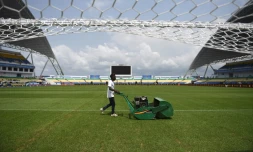 Un jardinier prépare la pelouse du stade de Libreville au Gabon qui accueille le match d'ouverture de la CAN, le 14 janvier 2017