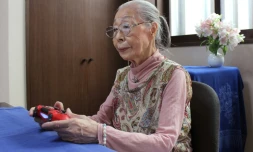 Photo fournie par Keisuke Nagao de Hamako Mori actionnant sa manette de jeu devant son écran de jeu vidéo, le 29 mai 2020 chez elle à Matsudo, dans la grande banlieue de Tokyo