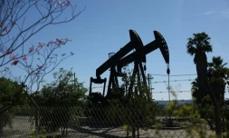 Des pompes à balancier sur le champ pétrolier d'Inglewood à Los Angeles, en Californie, le 17 mars 2026