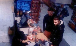 Capture d'écran d'une caméra de surveillance, montrant Salah Abdeslam (d) dans une station service à Ressons, le 11 novembre 2015