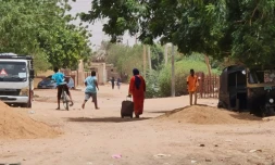 Une femme quitte Khartoum avec sa valise, le 21 juin 2023