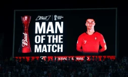 Un écran géant désigne Cristiano Ronaldo "L'homme du match" à l'issue de Portugal-Espagne, à Sotchi, le 15 juin 2018