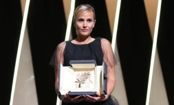 La réalisatrice Julia Ducournau récompensée par la Palme d'or pour son film "Titane", le 17 juillet 2021 au Festival de Cannes
