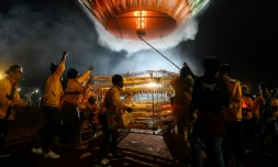 Une équipe lance un ballon lors du festival des Lumières de Taunggyi, dans le nord-est de la Birmanie, événement traditionnel marquant la fin de la saison des pluies, le 4 novembre 2019