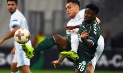 L'attaquant de Marseille Lucas Ocampos (g) à la lutte avec celui de Konyaspor Imoh Ezekiel en Europa League au Vélodrome, le 14 septembre 2017