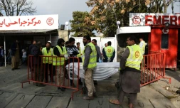 Du personnel médical devant un hôpital de l'ONG italienne Emergency à Kaboul, le 12 novembre 2018