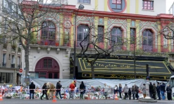 Des personnes déposent des fleurs devant la salle de concert du Bataclan le 29 novembre 2015 à Paris