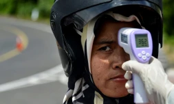 Contrôle de température dans la province de Aceh (Indonésie), le 5 avril 2020