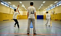 Des réfugiés afghans membres de l'équipe Altendorf 09 Blue Tigers, s'entrainent à jouer au cricket à Essen, le 30 avril, 2016