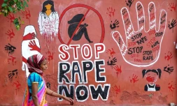 une femme passe devant une fresque murale dénonçant les viols en Inde, le 17 août 2024 à Ajmer