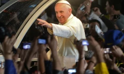 Le pape François salue les fidèles à Rio, depuis sa papamobile, après une messe, le 27 juillet 2013