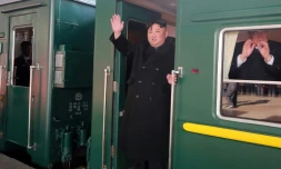 Photo prise le 23 février 2019 et transmise par l'agence officielle nord-coréenne KCNA montrant le leader Kim Jong Un à son départ de Pyongyang
