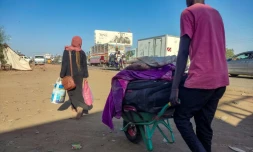 Des personnes déplacées fuyant Wad Madani, dans l'Etat d'al-Jazira, arrivent à Gedaref, le 19 décembre 2023 au Soudan