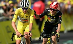 Tadej Pogacar (G) et Jonas Vingegaard (D) franchissent la ligne d'arrivée de la 10e étape du Tour de France, le 14 juillet 2025 au Mont-Dore Puy de Sancy