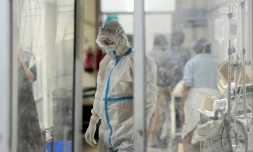 Un membre du personnel médical prend en charge un patient du Covid à Allahabad, en Inde, le 3 mai 2021.