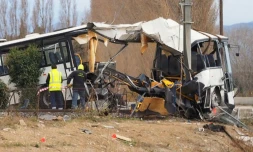 Les décombres de l'autobus impliqué dans un accident avec un train régional, à Millas, près de Perpignan, le 15 décembre 2017