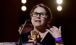 La réalisatrice Hongroise Ildiko Enyedi reçoit un Ours d'or pour son film film à "On body and soul", le 18 février 2017 à Berlin