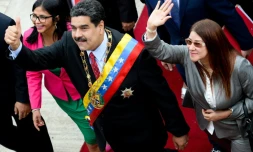 Le président du Venezuela, Nicolas Maduro, flanqué de son épouse Cilia Flores (d) et de la présidente de l'Assemblée constituante Delcy Rodriguez (g), le 15 janvier 2018 à leur arrivée à l'Assemblée nationale à Caracas
