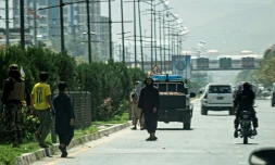 Des combattants talibans en position près de l'ambassade de Russie après un attentat à la bombe, le 5 septembre 2022 à Kaboul, en Afghanistan