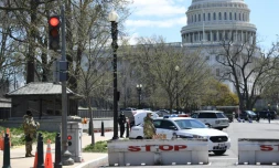 La police et des membres de la Garde nationale bloquent une rue près du Capitole à Washington, le 2 avril 2021, après que deux policiers ont été blessés après avoir été heurtés par une voiture 
