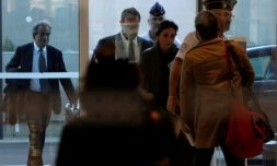 Alexandre Benalla (c), accompagné par ses avocats, arrive au tribunal de Paris, le 5 octobre 2018