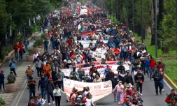 Des enseignants et des élèves marchent vers le stade de Mexico où doivent se dérouler jeudi la cérémonie et le match d'ouverture de la Coupe du monde de football, le 9 juin 2026 au Mexique