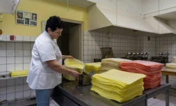 Alicja Slowik prépare la pâte pour la cuisson des "oplatek", feuilles de pain sans levain de Noël, dans la cuisine d'une ferme à Blonie, le 6 décembre 2023 dans le sud de la Pologne