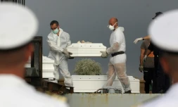 Des hommes transportent un cercueil hors du patrouilleur Libra à Porto Empedocle, le 15 octobre 2013