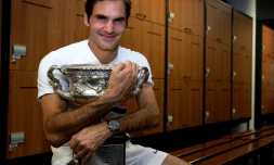 Le Suisse Roger Federer pose avec la Norman Brookes Challenge Cup après sa victoire sur le Croate Marin Cilic en finale de l'Open d'Australie, à Melbourne, le 28 janvier 2018