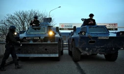Des blindés à l'entrée du marché international de Rungis, au sud de Paris, le 28 janvier 2024