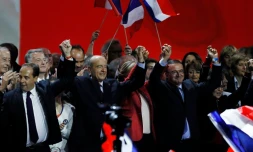 Alain Juppé entouré de ses soutiens lors d'un meeting au Zénith le 14 novembre 2016 à Paris