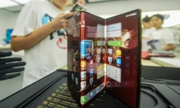 Le nouveau téléphone pliable à trois volets du géant chinois de la technologie Huawei, le Huawei Mate XT, est présenté lors de son jour de lancement dans un magasin Huawei à Hangzhou, dans la province du Zhejiang, dans l'est de la Chine, le 10 septembre 2024