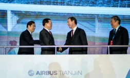 (De G à D) L'adjoint au maire de Tianjin Duan Chunhua, le vice-ministre de la Commission nationale du développement et de la réforme Lin Nianxiu, le PDG d'Airbus Fabrice Brégier et le président d'Aviation Industry Corporation of China Lin Zuoming à Tianjin le 2 mars 2016